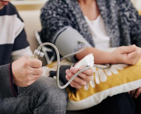 Como badante convivente misurazione pressione malattie anziani