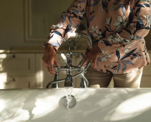 como badante doccia anziani igiene personale aes domicilio